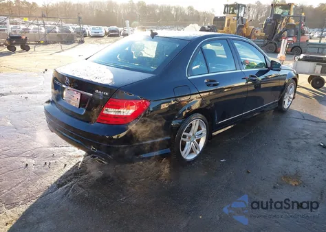 2012 Mercedes-Benz C 300 Sport 4Matic z USA, uszkodzony, nr VIN WDDGF8BB8CA614728